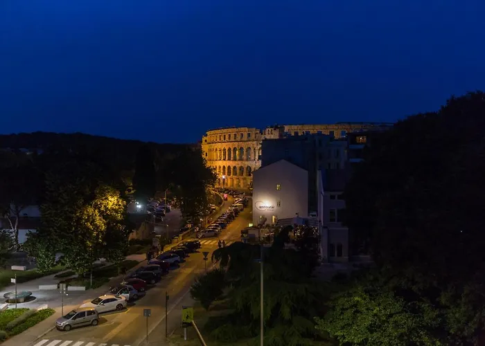 Sylvia Center 아파트 *