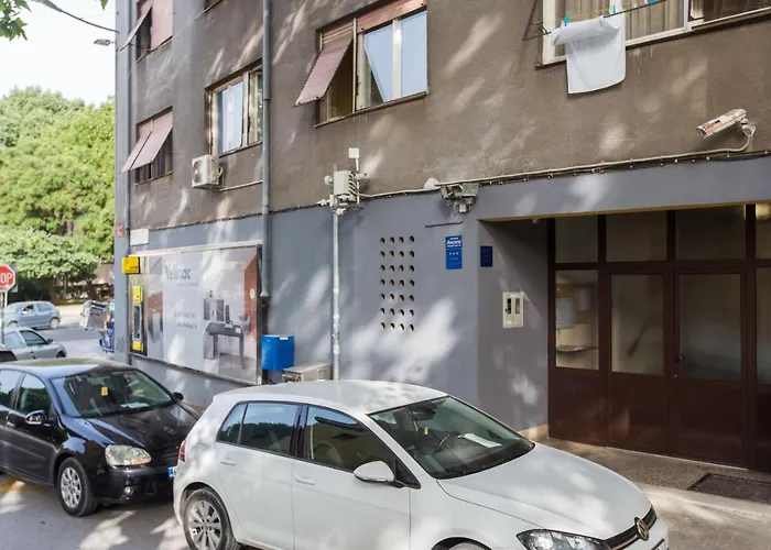 Sylvia Center 아파트 풀라