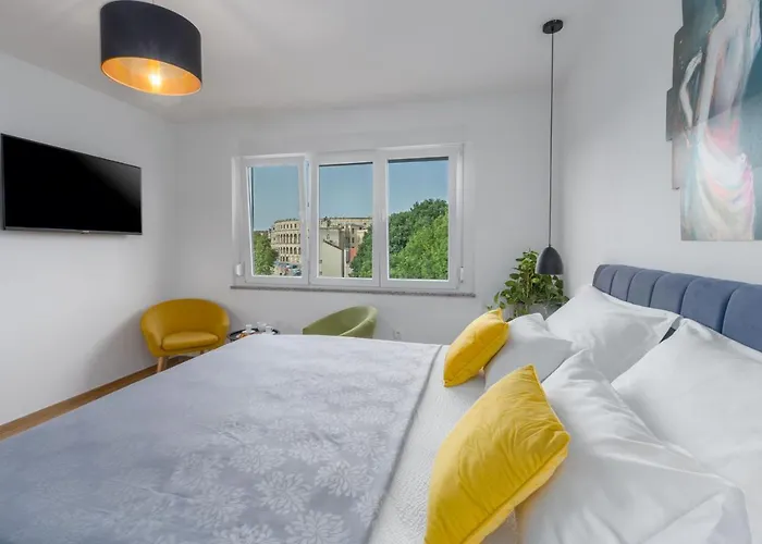 Sylvia Center 아파트 풀라