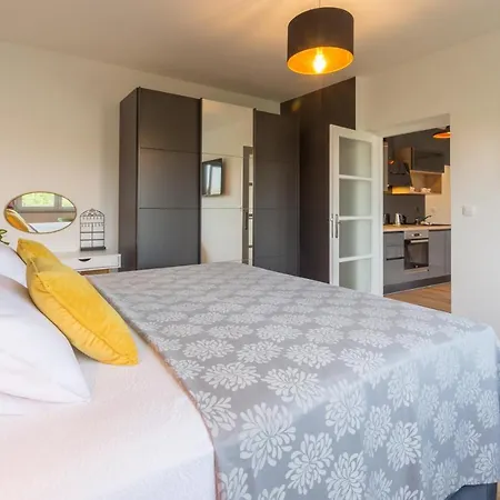 Sylvia Center * Pula