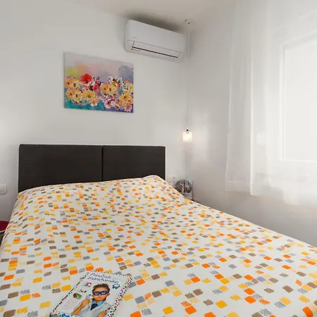 Sylvia Center * Pula